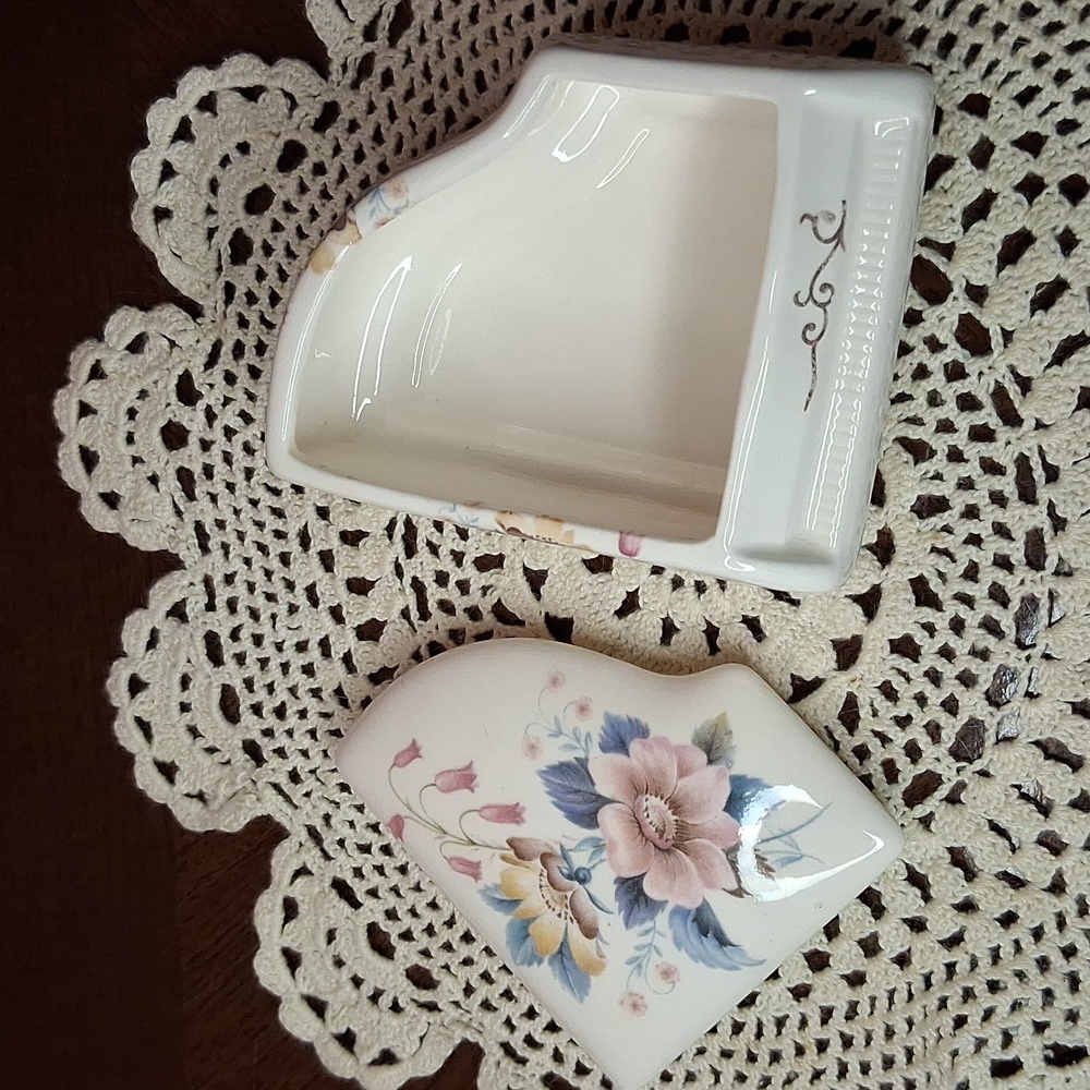 Vintage Porcelin Piano Trinket Box - Picture 5 of 7